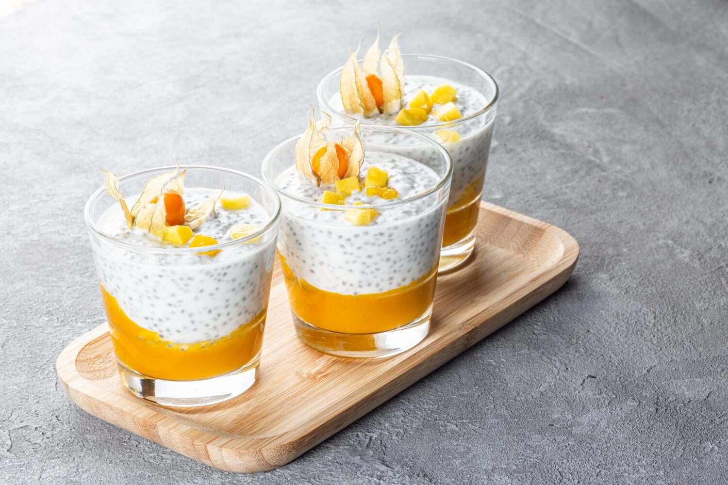 Chia seeds with natural yogurt and mango (1pc/190 gr)